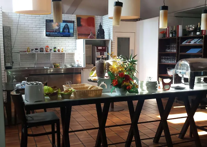 Kyriad Est - Parc Expositions Hotel 2*